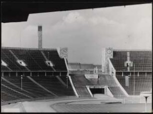 Reichssportfeld (Olympia-Stadion), Berlin: Olympiastadion, Blick auf das Marathontor und angrenzende Tribüne im Innenraum