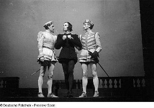 Szenenbilder aus dem Stück "Hamlet" von William Shakespeare am Deutschen Theater Berlin : Szene mit Horst Caspar als Hamlet (Mitte)