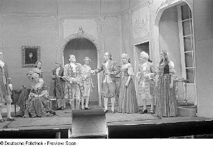 Szenenbilder eines Theaterstücks mit Walter Schramm : Sommer 1947