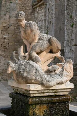 Frankreich. Provence. Vaucluse. Fontaine de Vaucluse. Brunnen Heiliger Veran vor Eglise Saint Veran