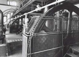 Halle mit Kolbenpumpen und Dampfmaschinen