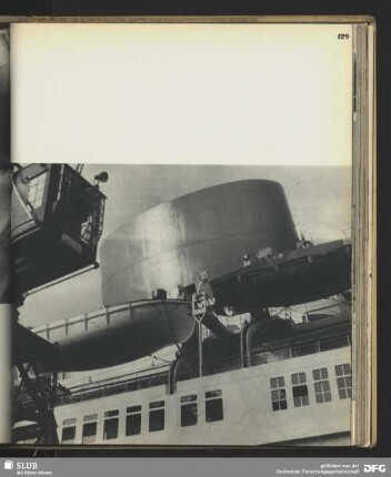 Die "Europa" an der Kolumbuskaje in Bremerhaven