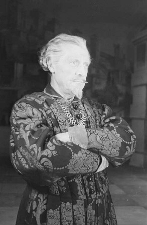 Szenenbilder aus der Komödie "Viel Lärm um nichts" von William Shakespeare im Theater am Schiffbauerdamm in Berlin