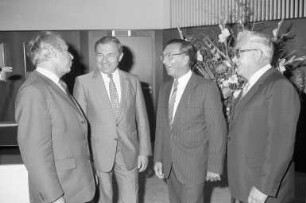 Städtische Sparkasse Karlsruhe. Verleihung der Sparkassenverdienstmedaille an die langjährigen Verwaltungsratsmitglieder Max Singer und Helmut Winkler