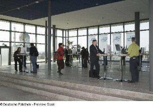 Tagungsteilnehmer informieren sich im Foyer