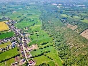 Nienwohld: Luftbild in Richtung Westen: rechts Nienwohlder Moor