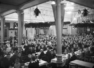 Roßwein, Schützenhaus (Lindenhof), Schützenstraße (Stadtbadstraße) 38, Saal mit Bühne zur Weihnachtsfeier des Winterhilfswerkes mit Bescherung