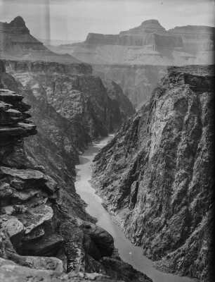 Grand Canyon mit dem Colorado River : Blick in eine Schlucht des Grand Canyon. Im Kerbtal der Colorado River