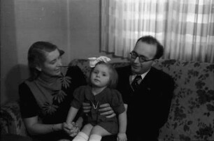 Bukarest: Wohnung Schumacher, Frau Schumacher mit Kind und Mann