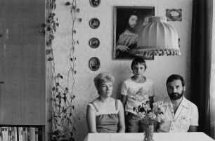 Familie E. (Sachbearbeiterin, Produktionsleiter beim Fernsehen) am Eßtisch
