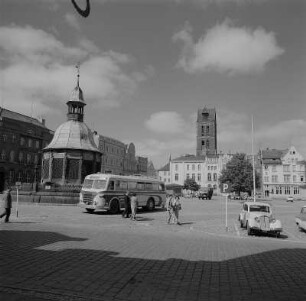 Wismar. Die Wasserkunst am Markt, Blick Richtung Marienkirche