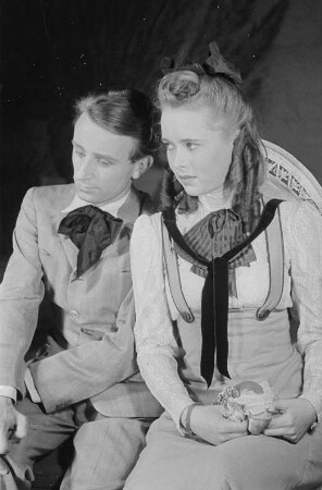Szenenbilder aus dem Stück "O Wildnis!" von Eugene O'Neill im Schlossparktheater Berlin-Steglitz