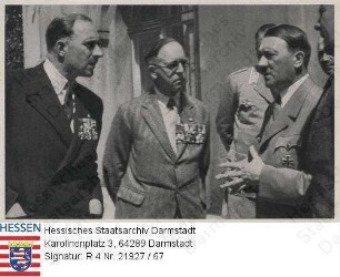 Hitler, Adolf (1889-1945) / Sammelwerk Nr. 15 'Adolf Hitler', Bild Nr. 73, Gruppe 67 / Porträt Adolf Hitlers in Uniform, mit englischen Soldaten sprechend / Gruppenaufnahme, 1. v. r., Halbfigur