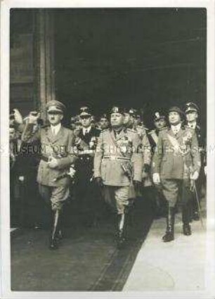 Hitler und Mussolini beim verlassen des Pantheon nach der Kranzniederlegung