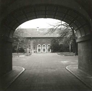 Cottbus, Paul-Hornick-Straße. Paul-Hornick-Kaserne (um 1936). Blick von der Durchfahrt des Torhauses nach Süden gegen Zweigeschosser