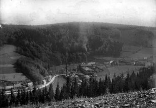 Ortsansicht mit Fabrik