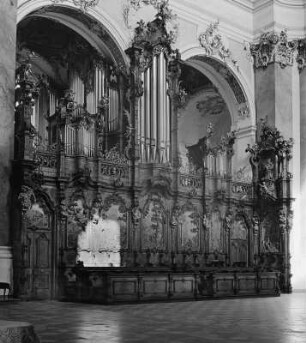 Westliches Chorgestühl : Westliches Chorgestühl. Holz,geschnitzt (1754/1766; M. Hörmann, J. M. Feichtmayr) Ansicht mit Orgel. Ottobeuren, Benediktinerabtei Ottobeuren, Klosterkirche Sankt Theodor Sankt Alexander