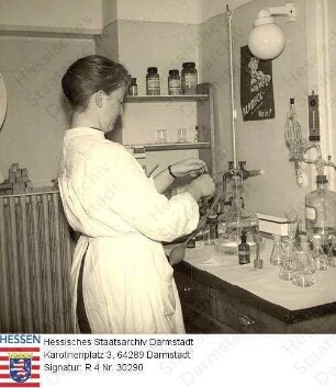 Gießen, Chemisches Untersuchungsamt / Laborfoto, hier: technische Assistentin Hertha Vollbrecht im Blutalkohol-Labor