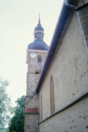 Blick auf Kirchenschiff und Kirchturm