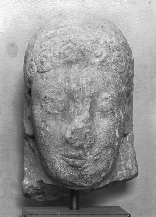 Kopf eines Kuros aus dem Heiligtum des Apollon Ptoios