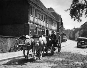 Autotour mit Familie Groß- Frankfurt, Wertheim, Michelstadt, Heidelberg, Miltenberg, Allgäu - Nürnberg : Autotour mit Familie Groß (Frankfurt, Wertheim, Michelstadt, Heidelberg, Miltenberg, Allgäu - Nürnberg). Straßenbild mit Pferdefuhrwerk