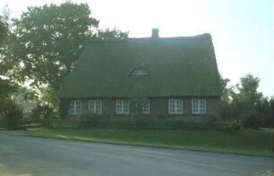 Schmiedeberg 10: Fachwerkhaus mit Reetdach: traufständige Straßenfront
