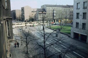 Berlin-Mitte. Straßenkreuzung Hannoversche Straße, Friedrichstraße und Wilhelm-Pieck-Straße mit Straßenbahn