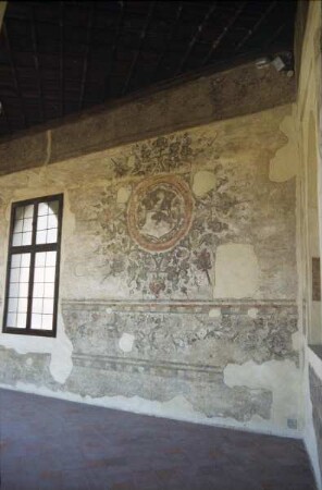 Löwenwappen mit floralen Ornamenten