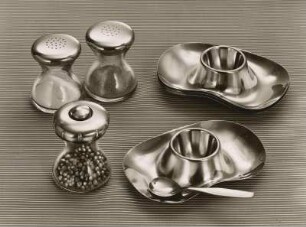 Eierbecher, Salz- und Pfefferstreuer, Pfeffermühle & Mokkalöffel von Wilhelm Wagenfeld