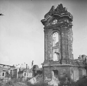 Dresden nach der Bombardierung vom 13./14. Februar 1945. Blick von der Ruine der Frauenkirche zum zerstörten Coselpalais und den Wohnhäusern auf der Salzgasse
