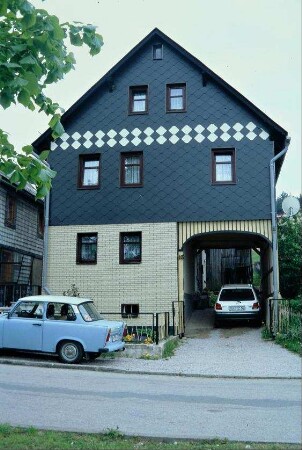 Giebelseite eines Hauses; Durchfahrt in den hinteren Teil des Grundstücks