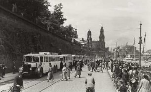 Dresden-Altstadt. Terrassenufer mit KVG-Autobussen