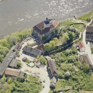Hirschstein. Elbe, Schloss Hirschstein (12. Jh.) und Ortsteil Neuhirschstein. Luftbild-Schrägaufnahme von Nordwesten