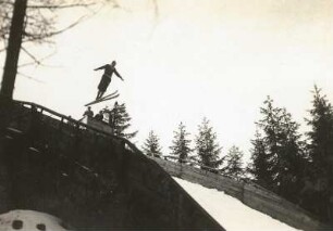 Johanngeorgenstadt. Der Skispringer Sigmund Ruud (1907-1994) kurz nach dem Absprung