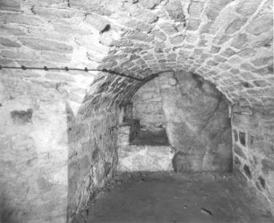 Königstein. Festung. Kommandantenhaus (1589-1591). Raum No. 1 mit teilweise zugmauertem Treppenaufgang (2. Untergeschoß)