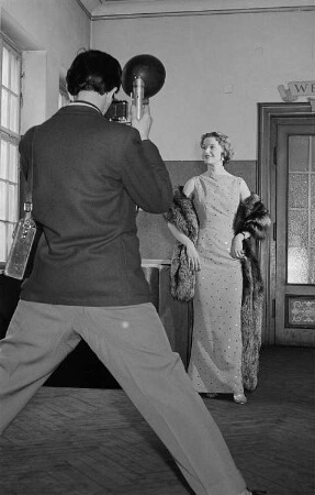 Modeaufnahmen, eine Frau im eleganten Kleid wird fotografiert, Fotograf: Roger Rössing (?)