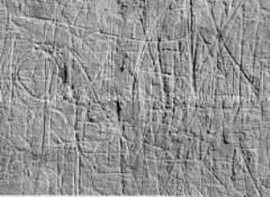 Graffitti-Palimpsest in einer Lagerbaracken in Auschwitz-Birkenau