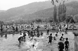 "5000" Leute im Freiburger Strandbad: im Vordergrund Planschbecken