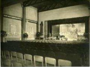 Saal in der Schule Schlichtallee anlässlich der Gründung des Kulturbundes Lichtenberg