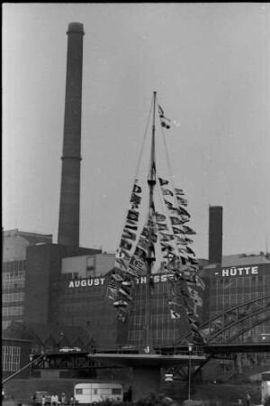 Duisburg: Fahnenmast vor Industriewerk