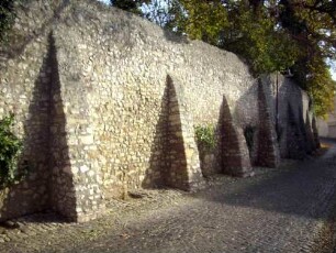 Kirchhofmauer im Süden nach Osten (Wehrgang mit Steinbrüstung abgetragen) mit Werksteinen im Mauersteinverband sowie Strebepfeilern