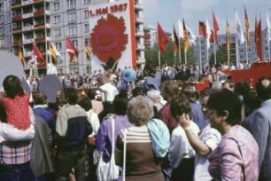DDR. Berlin-Mitte, Karl-Marx-Allee. Teilnehmer der Demonstration zum Ersten Mai