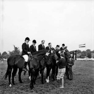 Sportveranstaltung: Pferdeleistungsschau: Turniergemeinschaft Stormarn-Süd mit Reit- und Fahrverein Trittau und Umgebung von 1922 e.V.: Ehrung einer Reiterstaffel