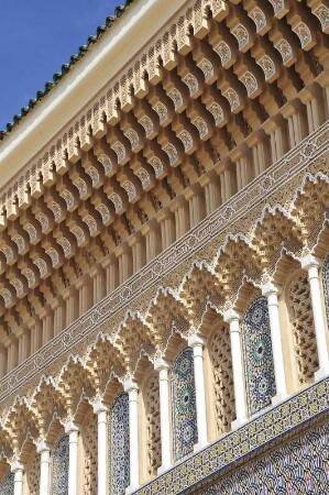 Fes - Palais Royal, Detailansicht des Haupttores : Die Schmuckfassade des Königspalastes mit sieben Eingangstoren wurde 1971 errichtet. Aufgenommen in Fes am 29. Oktober 2010