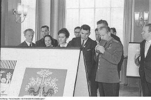 Alexej Archipowitsch Leonow (1934), Sowjetischer Kosmonaut, führte als 1. Kosmonaut während eines Raumfluges (1965) ein Ausstiegsmanöver aus. Nach diesem Raumflug Empfang in Dresden (seine Frau in seiner Begleitung), Oktober 1965