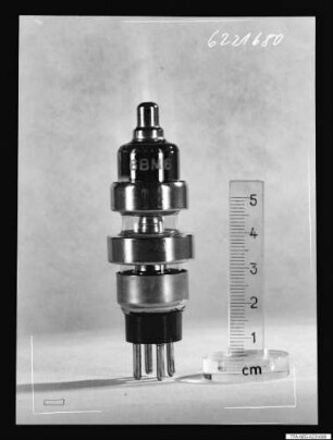 Röhre 6 B M 6 mit Maßstab, Bild 2; Foto 1962