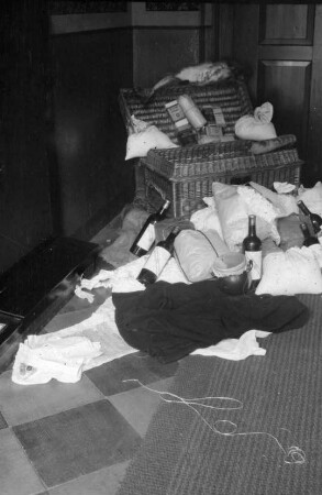 Chaos im Wohnzimmer : vermutl. in der Flader-Villa