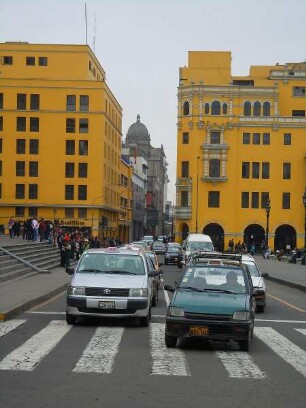 Lima - Autoverkehr im Zentrum : Autoverkehr auf der Plaza de Armas. Aufgenommen am 7. September 2011 in Lima