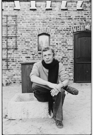 Der Schriftsteller Peter Hacks im Hof seines Hauses