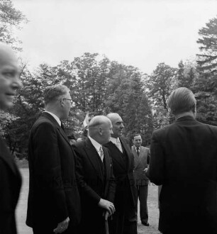 Schlossmuseum: Eröffnung: im Schlosspark: Bürgermeister Kurt Fischer, Ministerpräsident Kai-Uwe von Hassel, Bürgermeister von Bad Oldesloe Hermann Barth, 16. Juni 1955